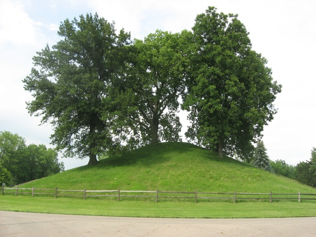 Western side of the Enon Mound, located inside of Mound Circle in Enon, Ohio, United States. By Nyttend - Own work, Public Domain, via Wikimedia Commons.