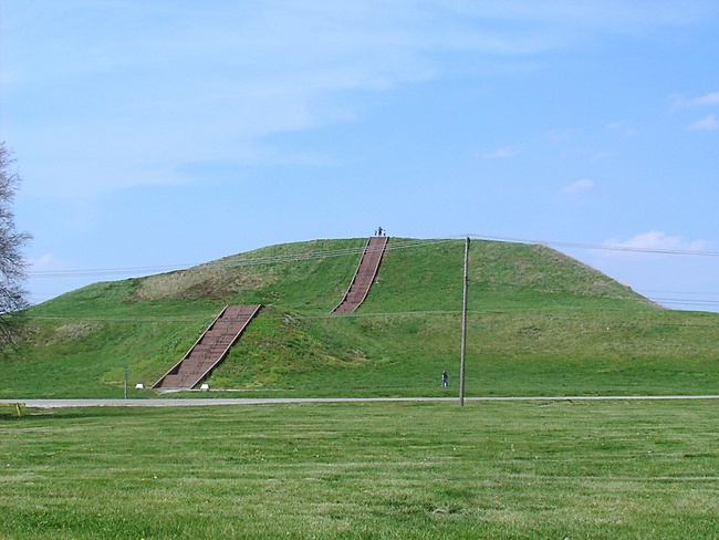 Monks Mound, the largest earthen structure at Cahokia. By Skubasteve834 (EN.Wikipedia) [GFDL or CC-BY-SA-3.0], via Wikimedia Commons