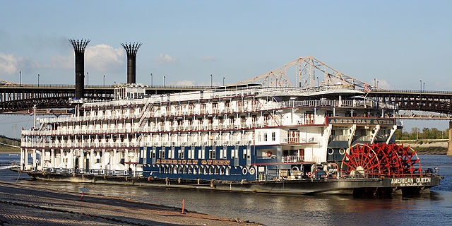 American Queen River Boat By Thegreenj CC BY-SA 3.0, https://commons.wikimedia.org/w/index.php?curid=4988523