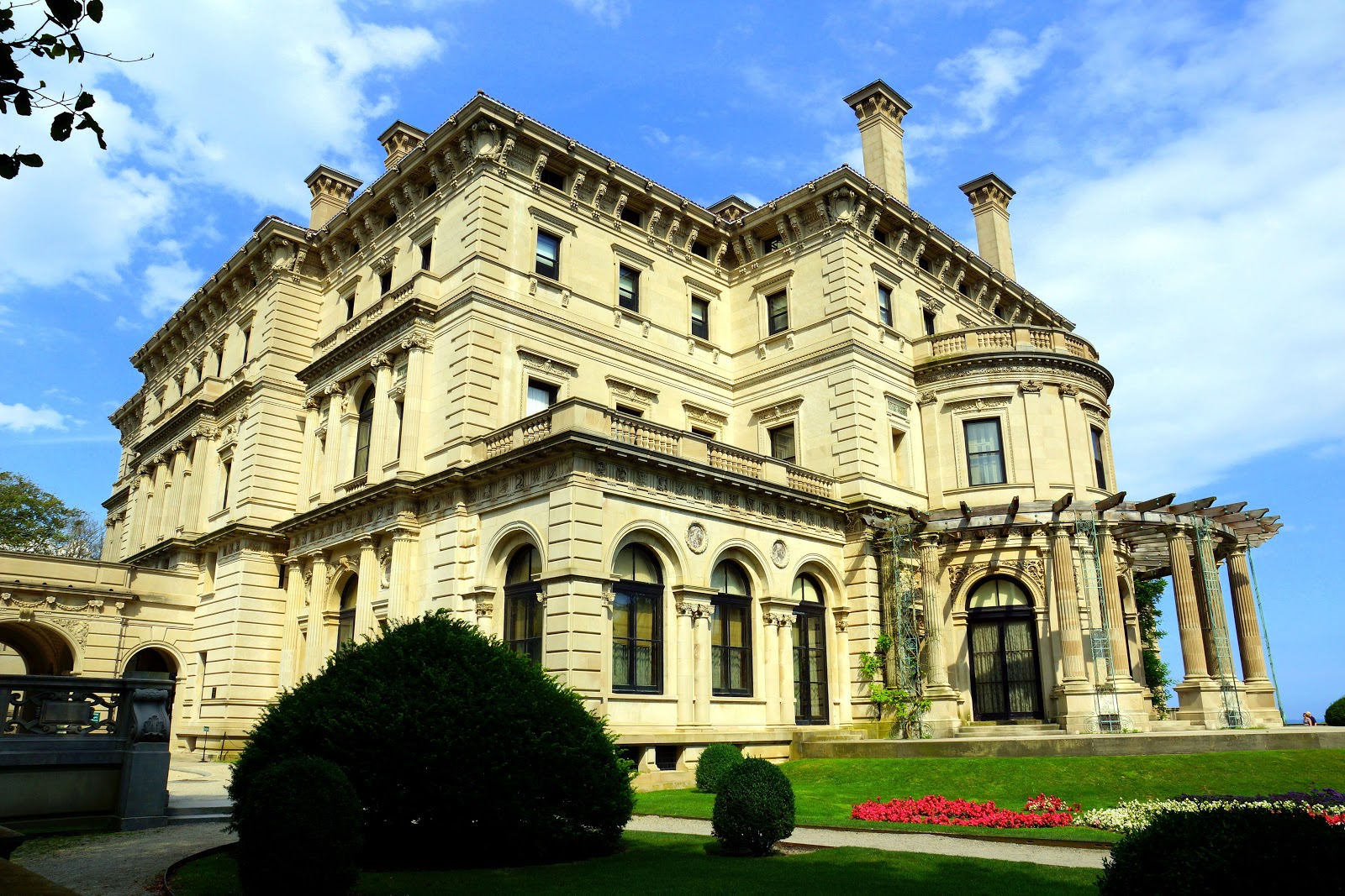 "The Breakers garden view," by Skip Plitt - C'ville Photography (Own work) [CC BY-SA 3.0], via Wikimedia Commons