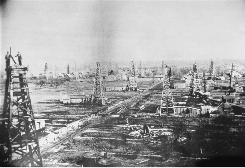Oil wells in Cygnet, Ohio, 1885. By Ohio Department of Natural Resources, Division of Geological Survey [Public domain], via Wikimedia Commons