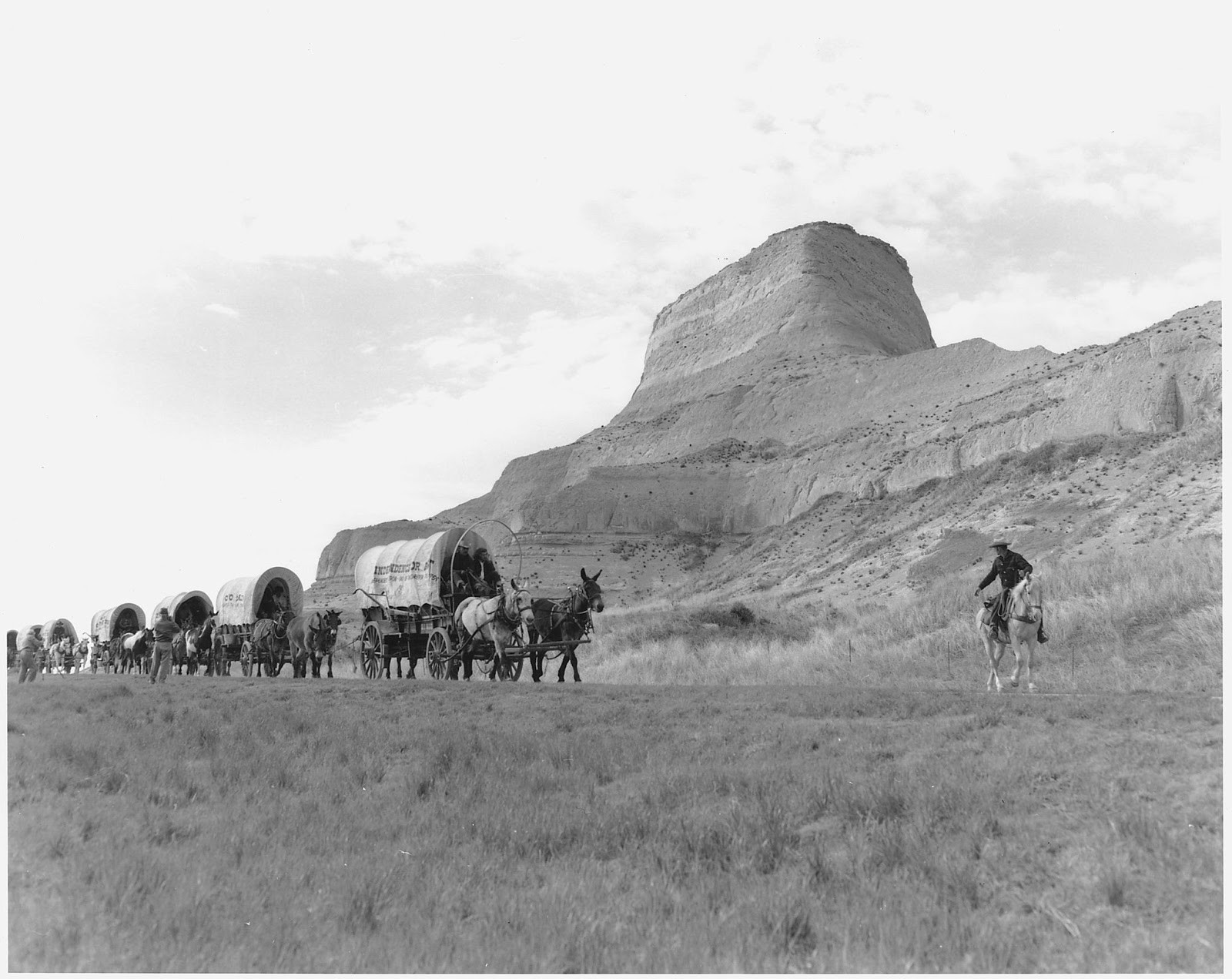 “Oregon Trail Reenactment.” Author unknown, (U.S. National Archives and Records Administration) [Public domain], via Wikimedia Commons
