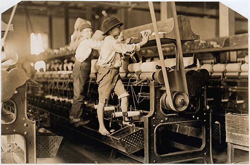 Children working in a mill in Macon, Georgia. 1909. By Lewis Hine [Public domain], via Wikimedia Commons.