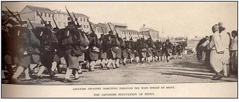 Japanese infantry marching through the main street of Seoul. By Hare, James H., 1856-1946. ed [Public domain], via Wikimedia Commons