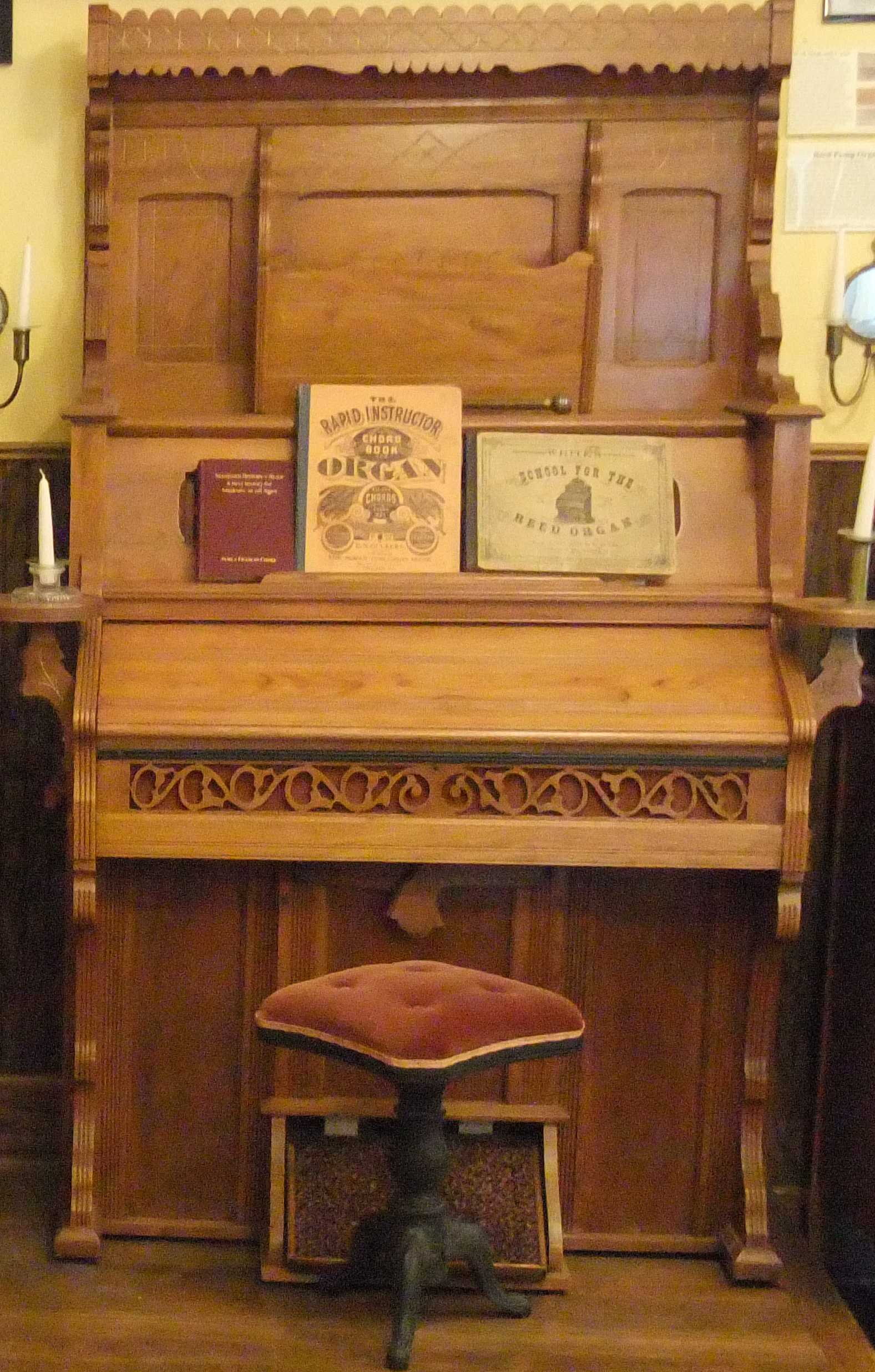 School furnishings organ stays in tune easily, light weight, and no electricity