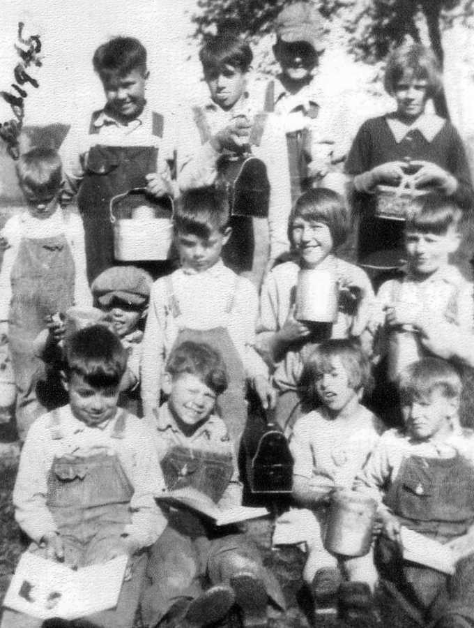 Farm children with lunch pails 1930s