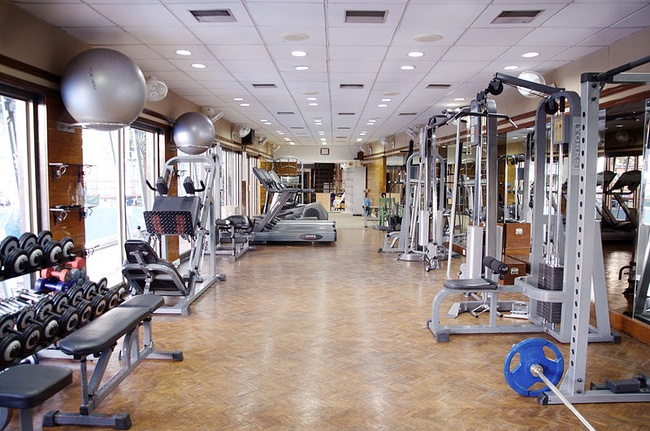Notice how the gym space is clean and organized. This makes for more effective and safe work.  Source: commons.wikipedia.org.